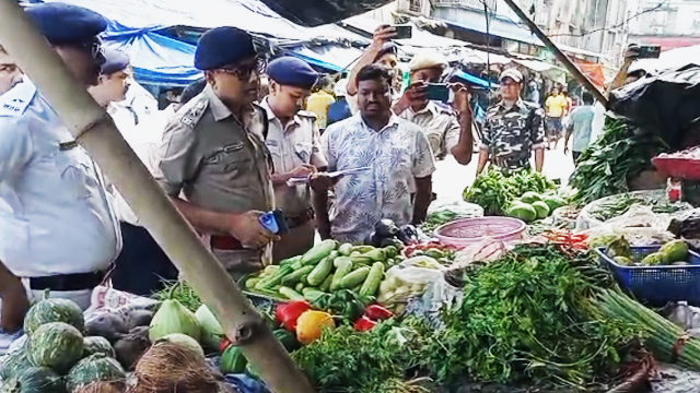 Howrah: কদমতলা বাজারে পুলিশের অভিযান! দ্রব্যমূল্য বৃদ্ধিতে কড়া নজরদারী